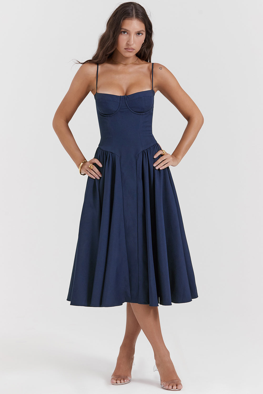 Abito corsetto blu navy con spalline sottili e gonna svasata a pieghe