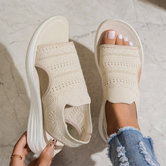 Sandali comfort beige con tomaia in maglia traforata e suola bianca