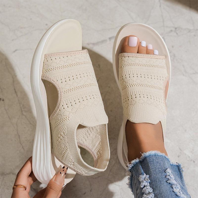 Sandali comfort beige con tomaia in maglia traforata e suola bianca