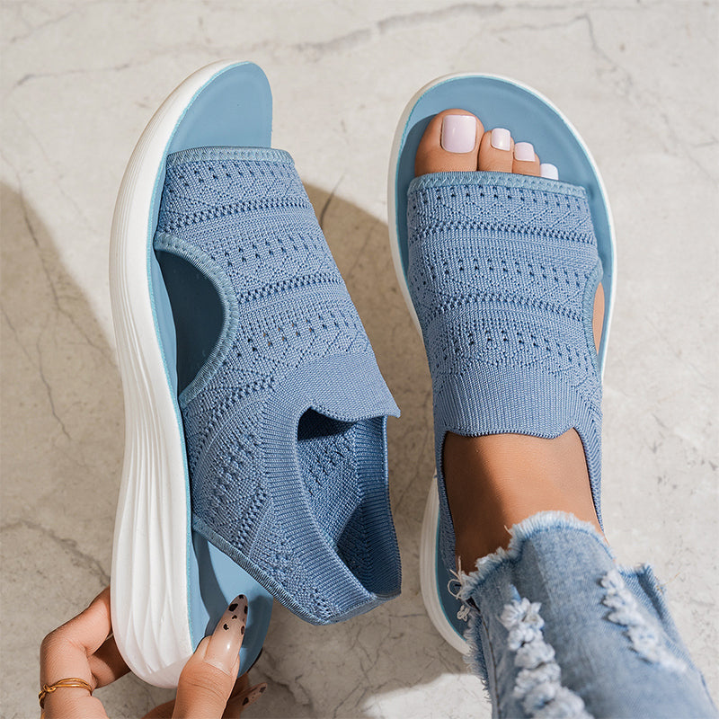 Sandali comfort azzurro chiaro con tomaia in maglia e fascia aperta, vista laterale