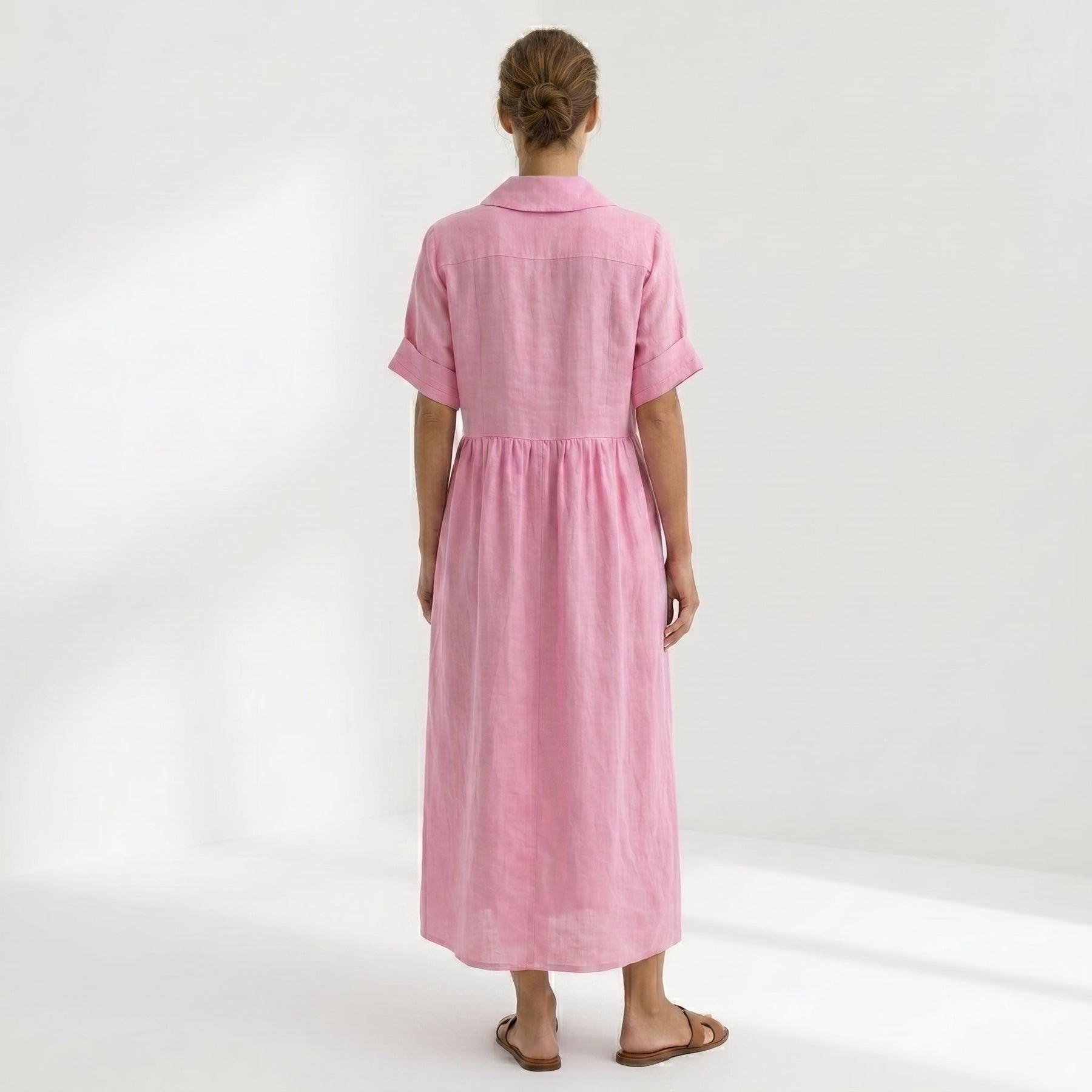 Abito pieghe bottoni rosa antico con colletto e maniche corte, gonna lunga, retro