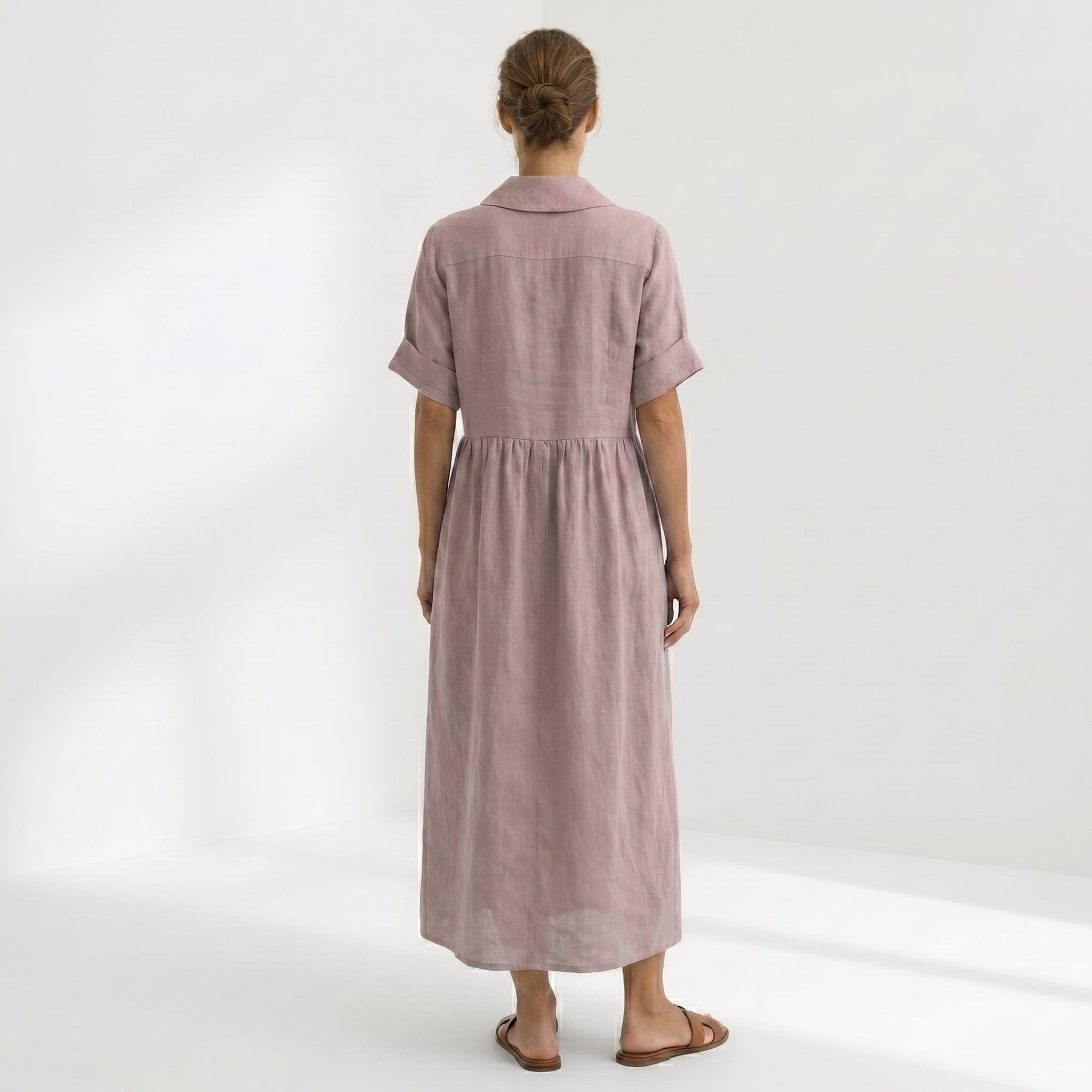 Abito pieghe bottoni rosa cipria con colletto e maniche corte, gonna lunga, retro