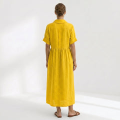 Abito pieghe bottoni giallo con colletto e maniche corte, gonna lunga, vista posteriore