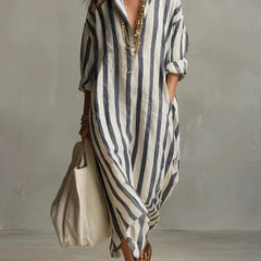 Abito lungo a righe blu e bianche con colletto a camicia e maniche arrotolate