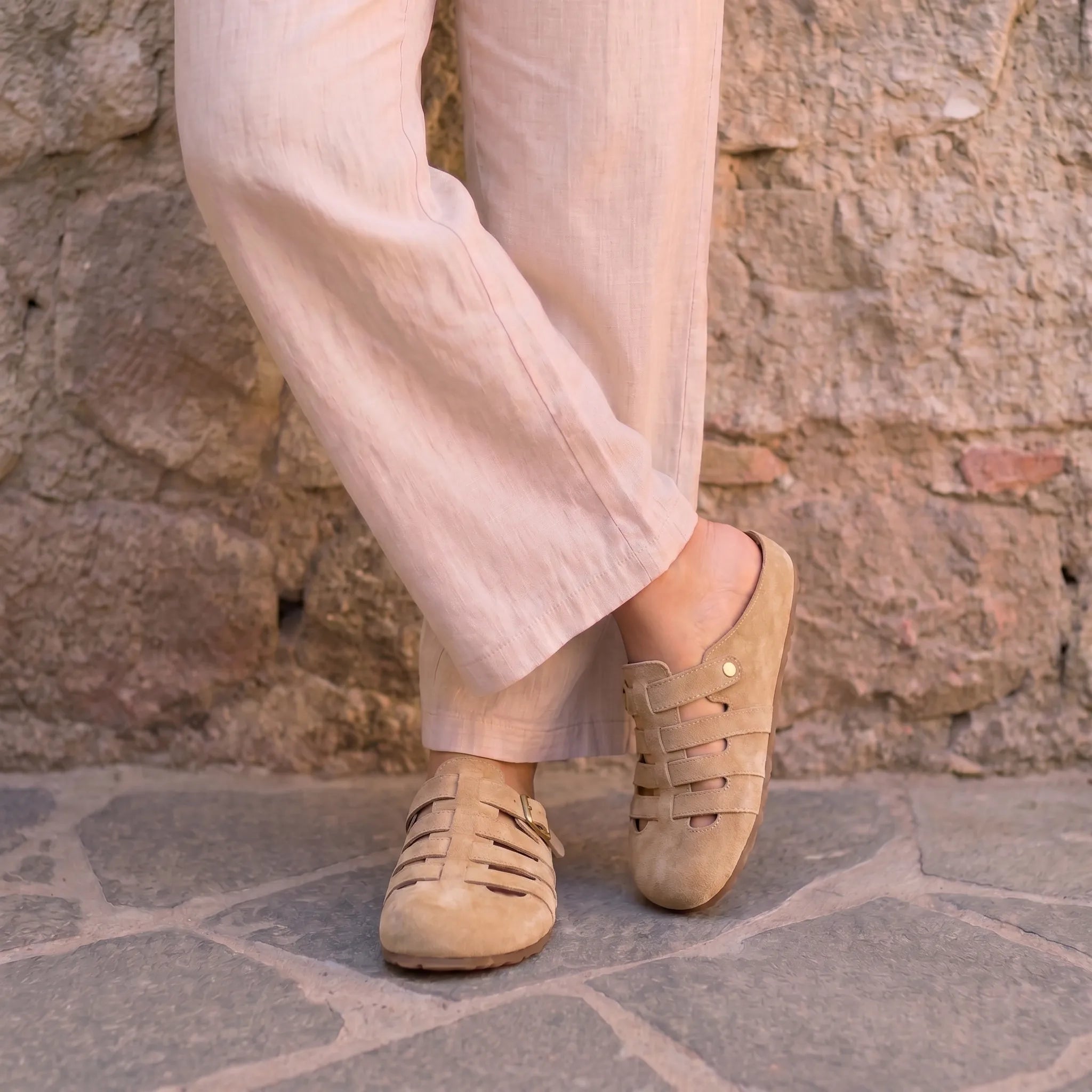 Mules ortopedici vegani beige suola bassa con cinturini intrecciati e fibbia