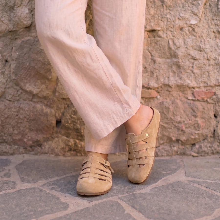 Mules ortopedici vegani beige suola bassa con cinturini intrecciati e fibbia