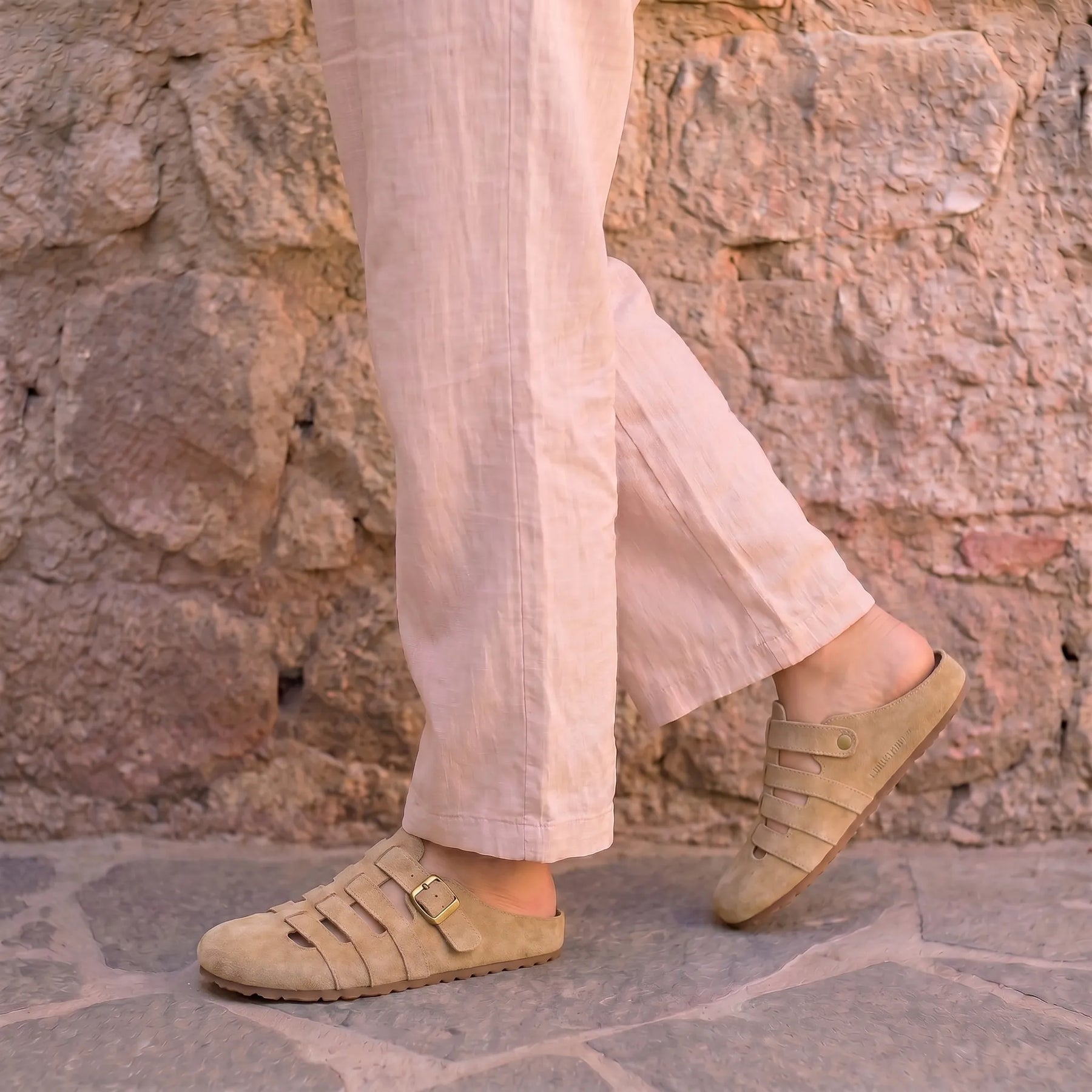 Mules ortopedici vegani beige con due cinturini e fibbia sul lato