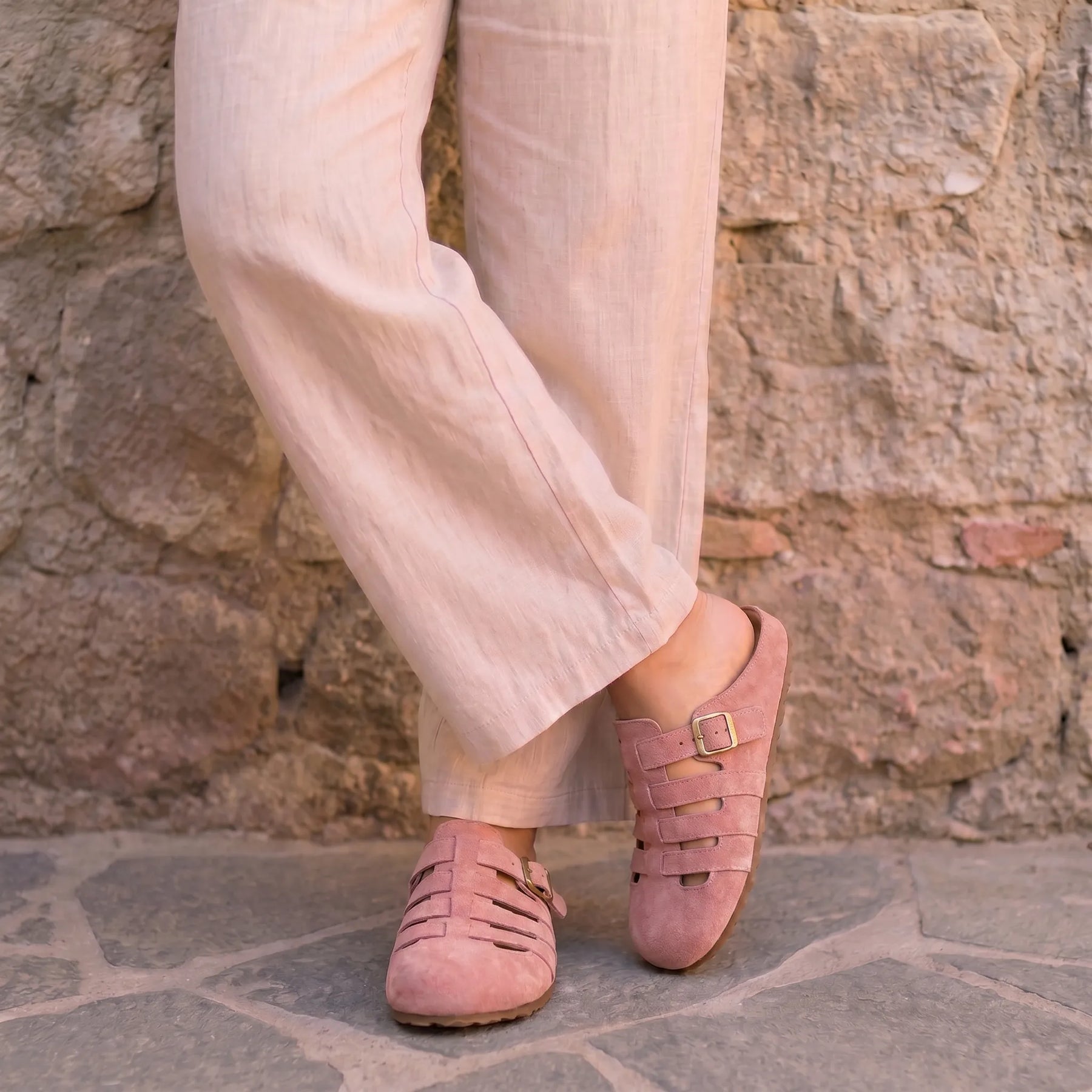 Mules ortopedici vegani rosa con cinturini intrecciati e fibbia regolabile