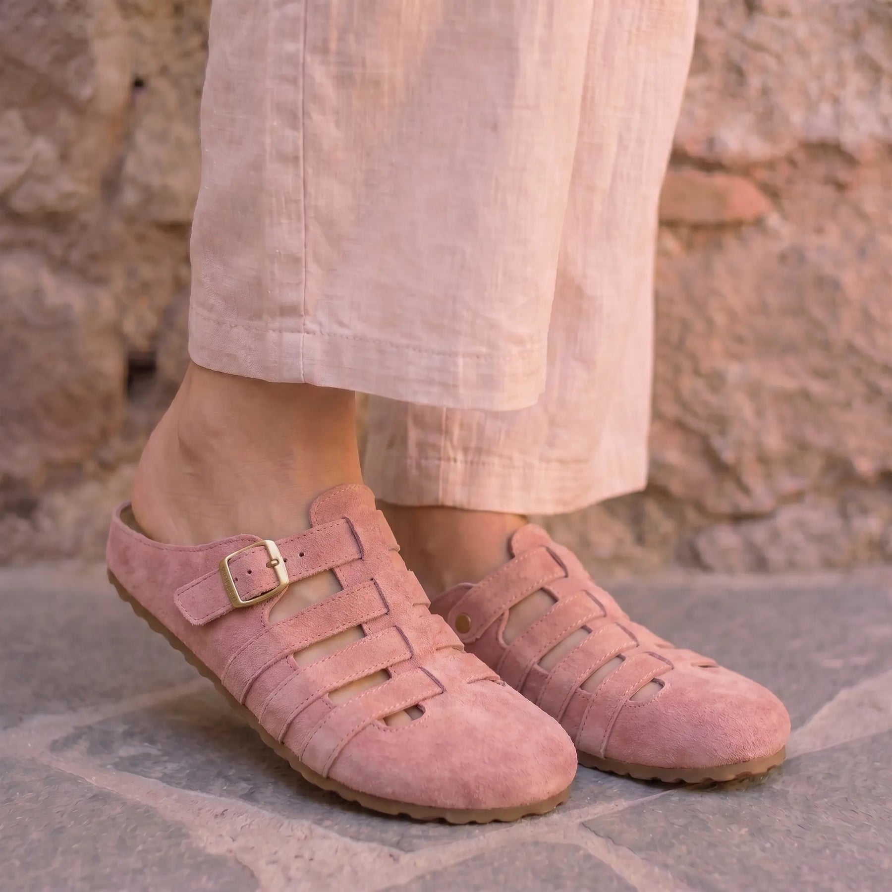 Mules ortopedici vegani rosa con chiusura a fibbia e dettagli a listelli